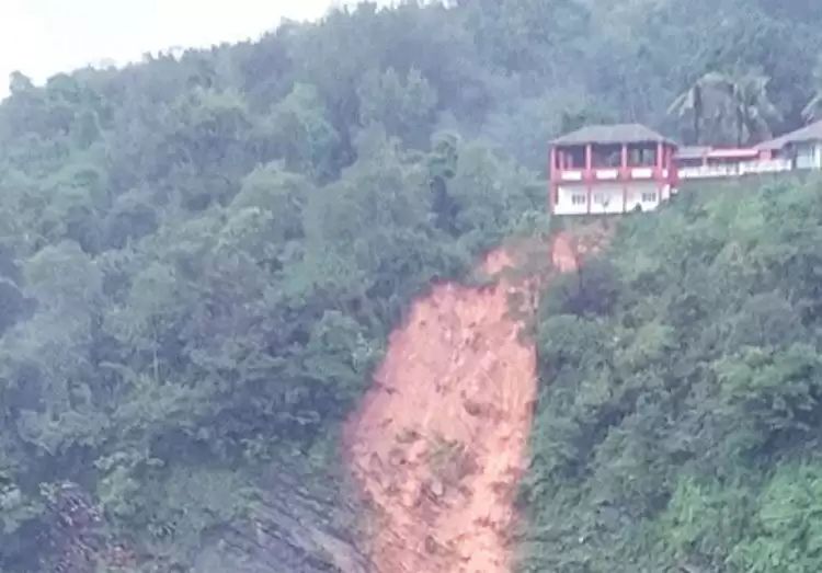 ಕೊಡಗಿನಲ್ಲಿ ಭೂ ಕುಸಿತ :4 ಸಾವು