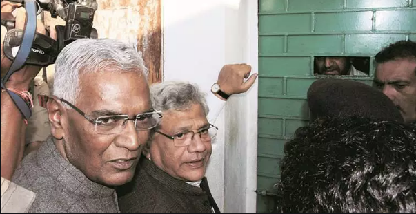 ಶ್ರೀನಗರ ವಿಮಾನ ನಿಲ್ದಾಣದಲ್ಲಿ ಸೀತಾರಾಮ್ ಯೆಚೂರಿ, ಡಿ. ರಾಜಾರಿಗೆ ತಡೆ