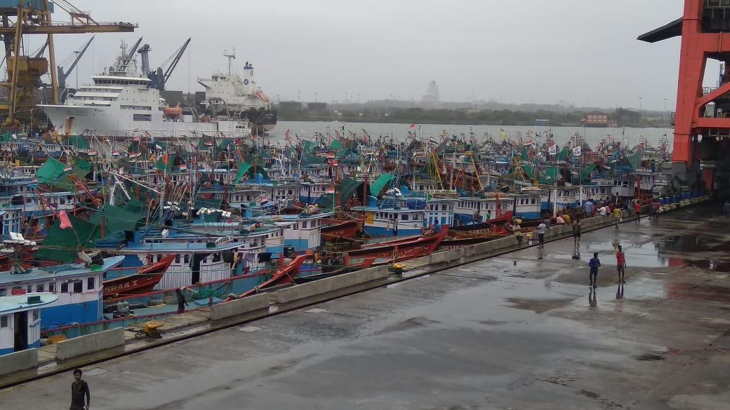 ಎನ್‌ಎಂಪಿಟಿ ಬಂದರಿನಲ್ಲಿ ಲಂಗರು ಹಾಕಿದ ದೋಣಿಗಳು: ಮೀನುಗಾರಿಕೆಗೆ ತೆರಳಿದ್ದ ಮೀನುಗಾರರು ಕಂಗಾಲು