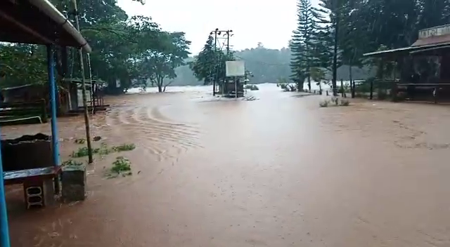 ಕಾಫಿನಾಡಿನಲ್ಲಿ ನಿಲ್ಲದ ವರುಣನ ಆರ್ಭಟ: ಸಾರ್ವಜನಿಕ ಆಸ್ತಿಪಾಸ್ತಿ, ಅಪಾರ ಪ್ರಮಾಣದಲ್ಲಿ ಬೆಳೆ ನಷ್ಟ