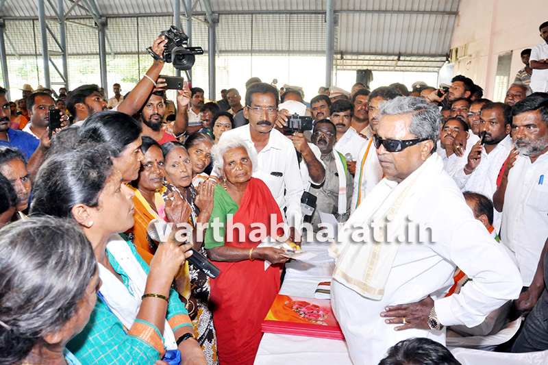 ನಿಮ್ಮ ಪರವಾಗಿ ಬೀದಿಗಿಳಿದು ಹೋರಾಟ ಮಾಡುತ್ತೇವೆ: ನೆರೆ ಸಂತ್ರಸ್ತರಿಗೆ ಮಾಜಿ ಸಿಎಂ ಸಿದ್ದರಾಮಯ್ಯ ಅಭಯ