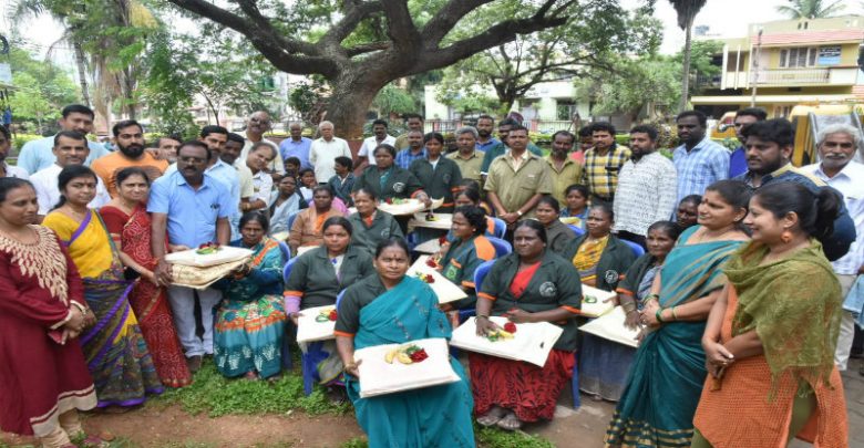 ಮೈಸೂರು: ಪೌರಕಾರ್ಮಿಕರಿಗೆ ಬಾಗಿನ ಕೊಡುವ ಮೂಲಕ ಗೌರಿ ಗಣೇಶ ಹಬ್ಬ ಆಚರಿಸಿದ ಪಾಲಿಕೆ ಸದಸ್ಯ