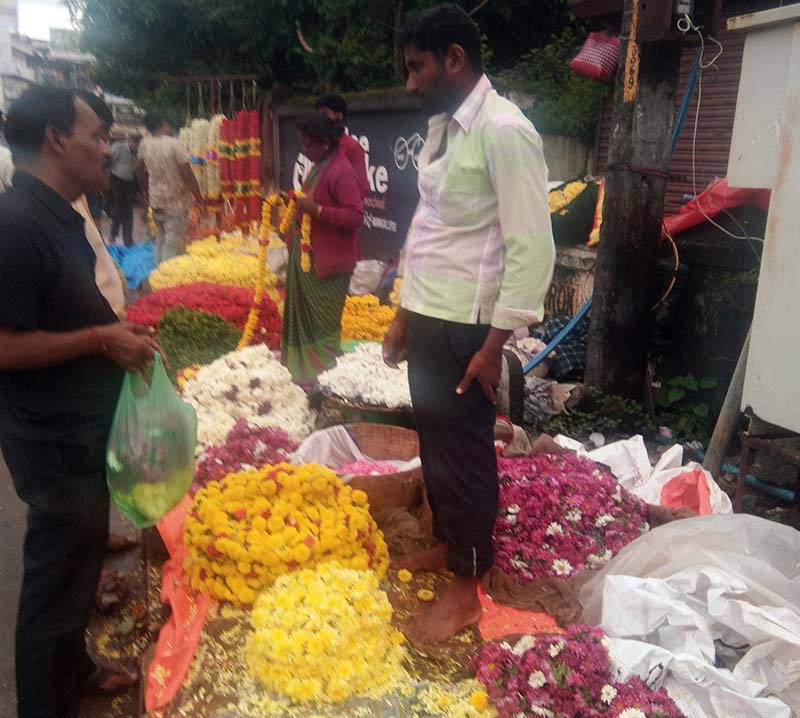 ಗಣೇಶ ಚತುರ್ಥಿಗೆ ಮಳೆಯ ಭೀತಿ: ಮಳೆಯ ನಡುವೆ ಹೂವಿನ ವ್ಯಾಪಾರ