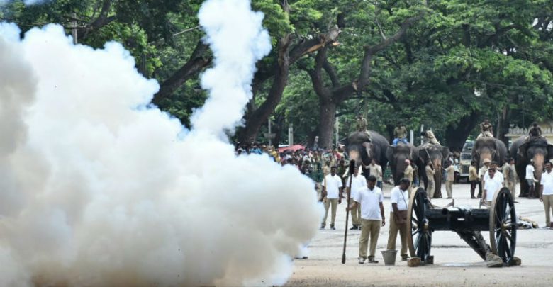 ದಸರಾ ಆನೆಗಳಿಗೆ ಫಿರಂಗಿಯಿಂದ ಮದ್ದುಗುಂಡು ಸಿಡಿಸುವ ತಾಲೀಮು