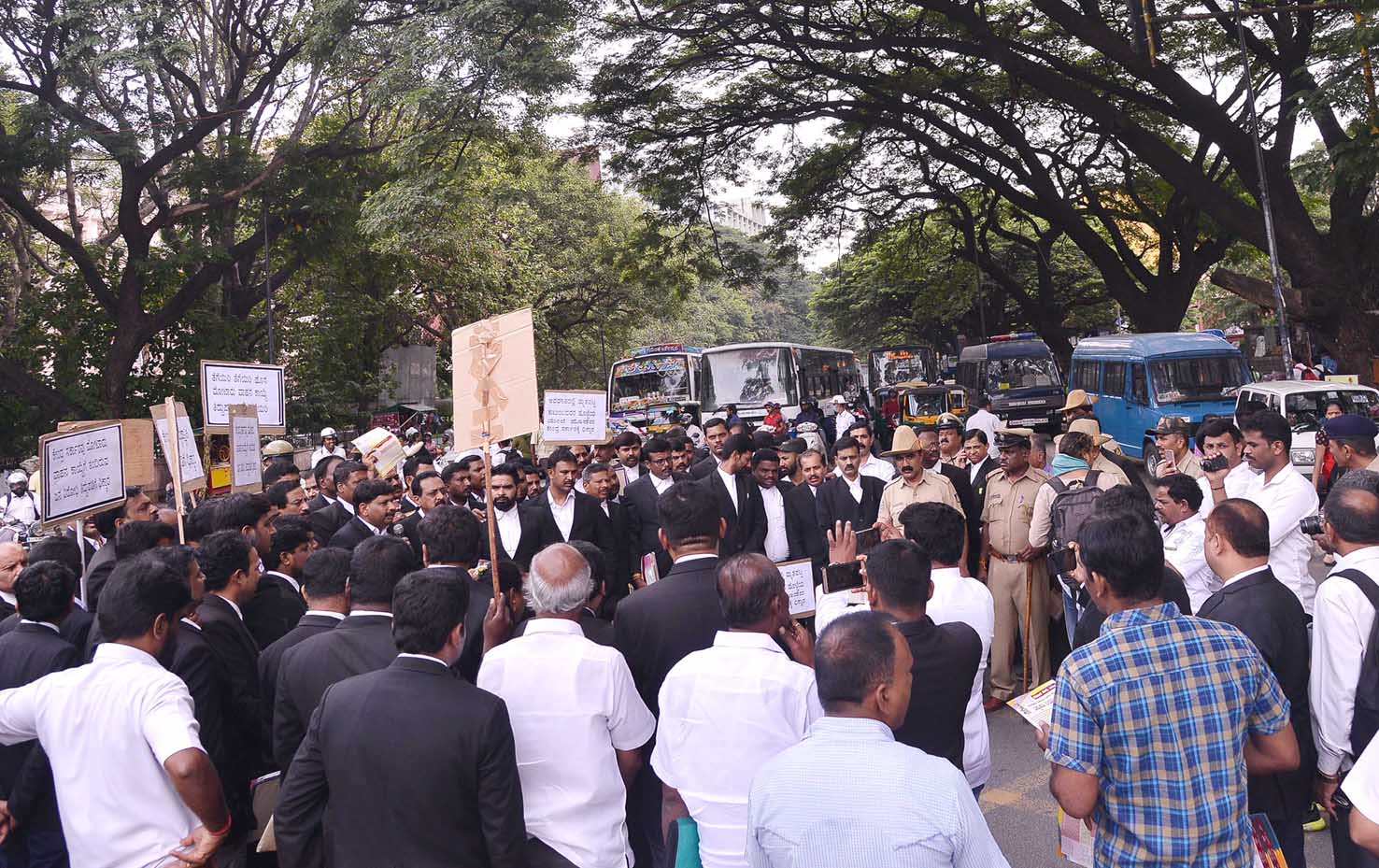ನೂತನ ಮೋಟರ್‌ ವಾಹನ ತಿದ್ದುಪಡಿ ಕಾಯ್ದೆ ವಿರೋಧಿಸಿ ವಕೀಲರ ಪ್ರತಿಭಟನೆ