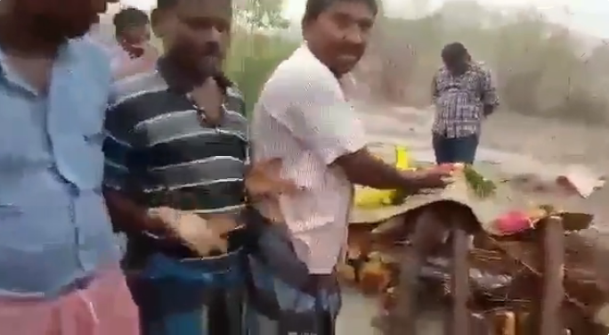 ಅಂತ್ಯಸಂಸ್ಕಾರಕ್ಕೆ ಜಾಗ ನಿರಾಕರಣೆ: ಮೃತದೇಹದೊಂದಿಗೆ ಮಳೆಯಲ್ಲೇ ನೆನೆಯುತ್ತಾ ಕಾದ ದಲಿತರು