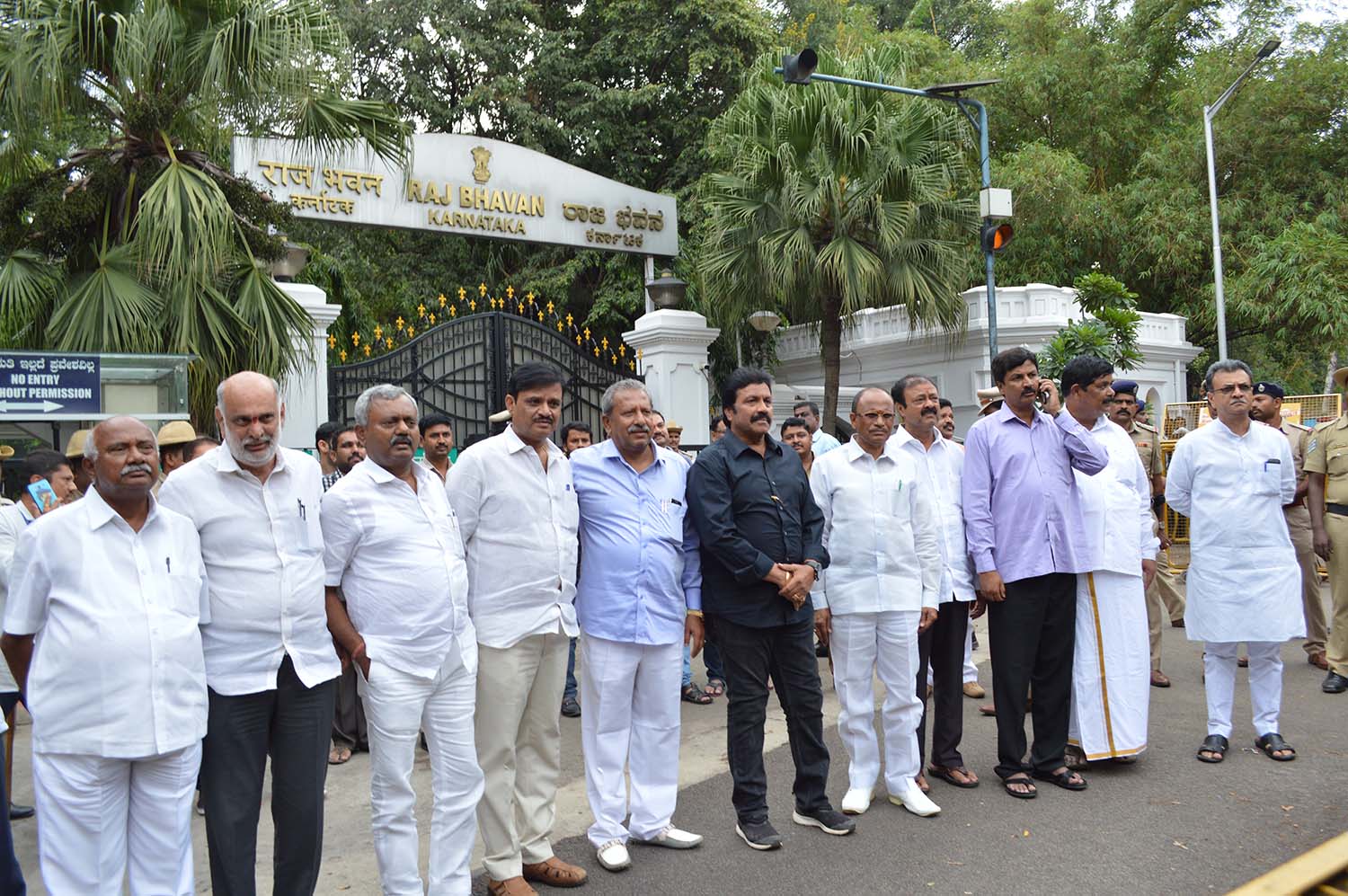 ನಮ್ಮ ರಾಜಕೀಯ ಭವಿಷ್ಯವನ್ನೇ ಸಮಾಧಿ ಮಾಡಿಬಿಟ್ಟಿರಿ: ಸಿಎಂ ವಿರುದ್ಧ ಅನರ್ಹ ಶಾಸಕರ ಆಕ್ರೋಶ