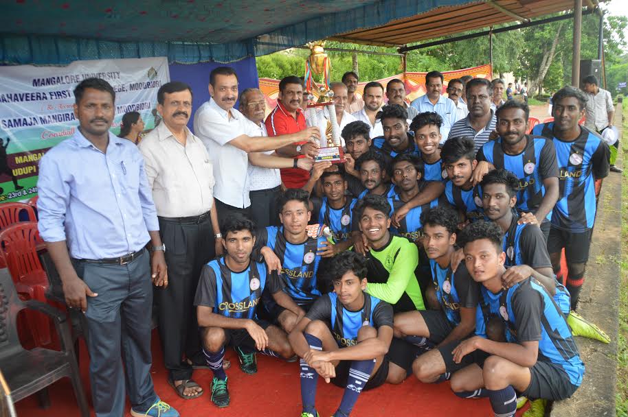 ಮಂಗಳೂರು ವಿವಿ ಅಂತರ್ ಕಾಲೇಜು ಮಟ್ಟದ ಫುಟ್‍ ಬಾಲ್ ಪಂದ್ಯಾಟ: ಬ್ರಹ್ಮಾವರ ಕ್ರಾಸ್ ಲ್ಯಾಂಡ್ ತಂಡ ಪ್ರಥಮ,