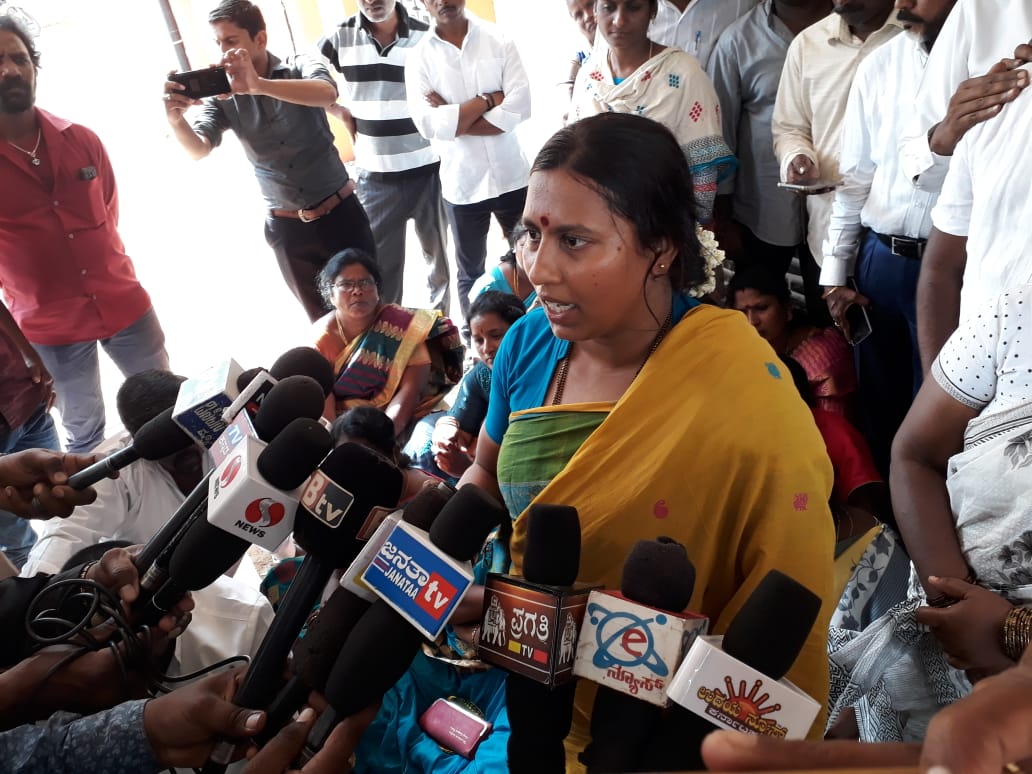 ಕೋಲಾರ: ರಸ್ತೆ ಕಾಮಗಾರಿ ವಿಳಂಬ ಖಂಡಿಸಿ ಮಳೆಯ ನಡುವೆಯೂ ಪ್ರತಿಭಟನೆ ನಡೆಸಿದ ಶಾಸಕಿ