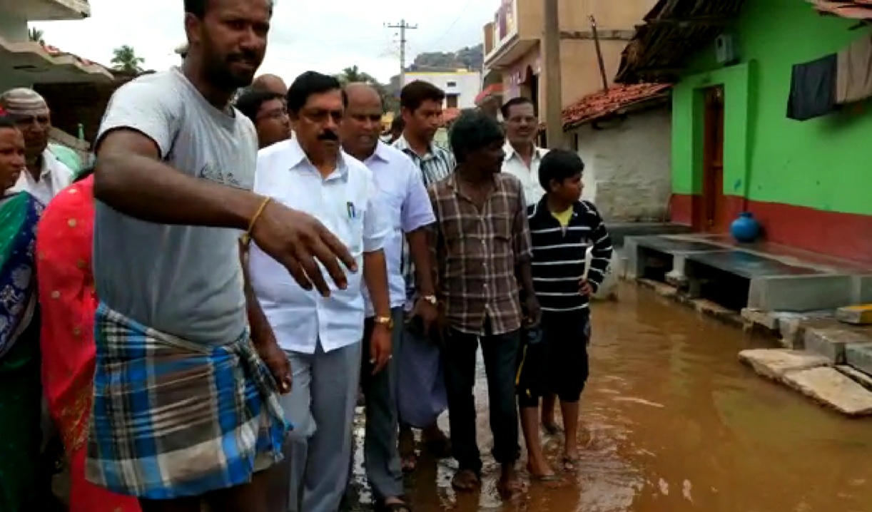 ಕೊಳ್ಳೇಗಾಲ: ಕಬಿನಿ ಕಾಲುವೆ ಒಡೆದು ಜಲಾವೃತಗೊಂಡ ಗ್ರಾಮಕ್ಕೆ ಶಾಸಕ ಆರ್.ನರೇಂದ್ರ ಭೇಟಿ