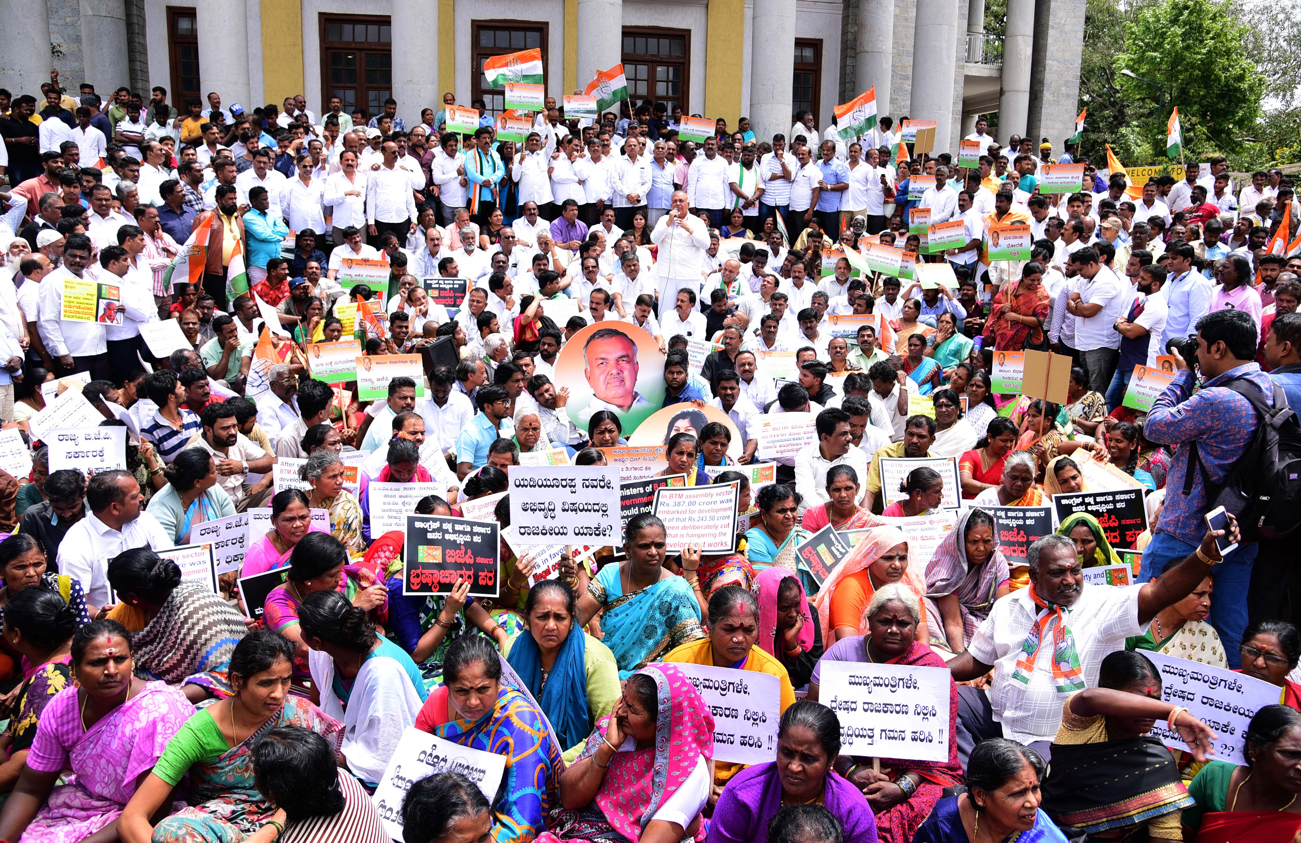 ಕೈ ಶಾಸಕರ ಕ್ಷೇತ್ರಗಳಿಗೆ ನೀಡಿದ್ದ ಅನುದಾನ ಕಡಿತ ಖಂಡಿಸಿ ಕಾಂಗ್ರೆಸ್ ಪ್ರತಿಭಟನೆ