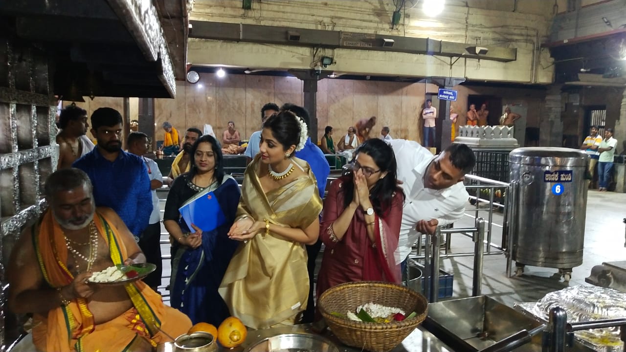 ಕಟೀಲು ಶ್ರೀ ದುರ್ಗಾಪರಮೇಶ್ವರಿ ದೇವಸ್ಥಾನಕ್ಕೆ ಶಿಲ್ಪಾಶೆಟ್ಟಿ ಭೇಟಿ ಕಟೀಲು ಶ್ರೀ ದುರ್ಗಾಪರಮೇಶ್ವರಿ ದೇವಸ್ಥಾನಕ್ಕೆ ಶಿಲ್ಪಾಶೆಟ್ಟಿ ಭೇಟಿ