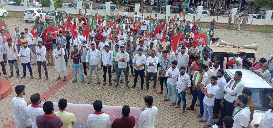 ಬೆಳ್ತಂಗಡಿ: ಕೇಂದ್ರ, ರಾಜ್ಯ ಸರಕಾರದ ವಿರುದ್ಧ ಎಸ್ ಡಿ ಪಿ ಐ ಪ್ರತಿಭಟನೆ