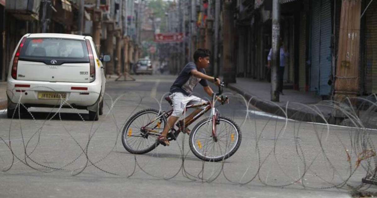 ಕಾರಿಗೆ ಢಿಕ್ಕಿ ಹೊಡೆದ ಬಿಎಸ್‌ಎಫ್ ವಾಹನಕ್ಕೆ ಗ್ರಾಮಸ್ಥರಿಂದ ಬೆಂಕಿ