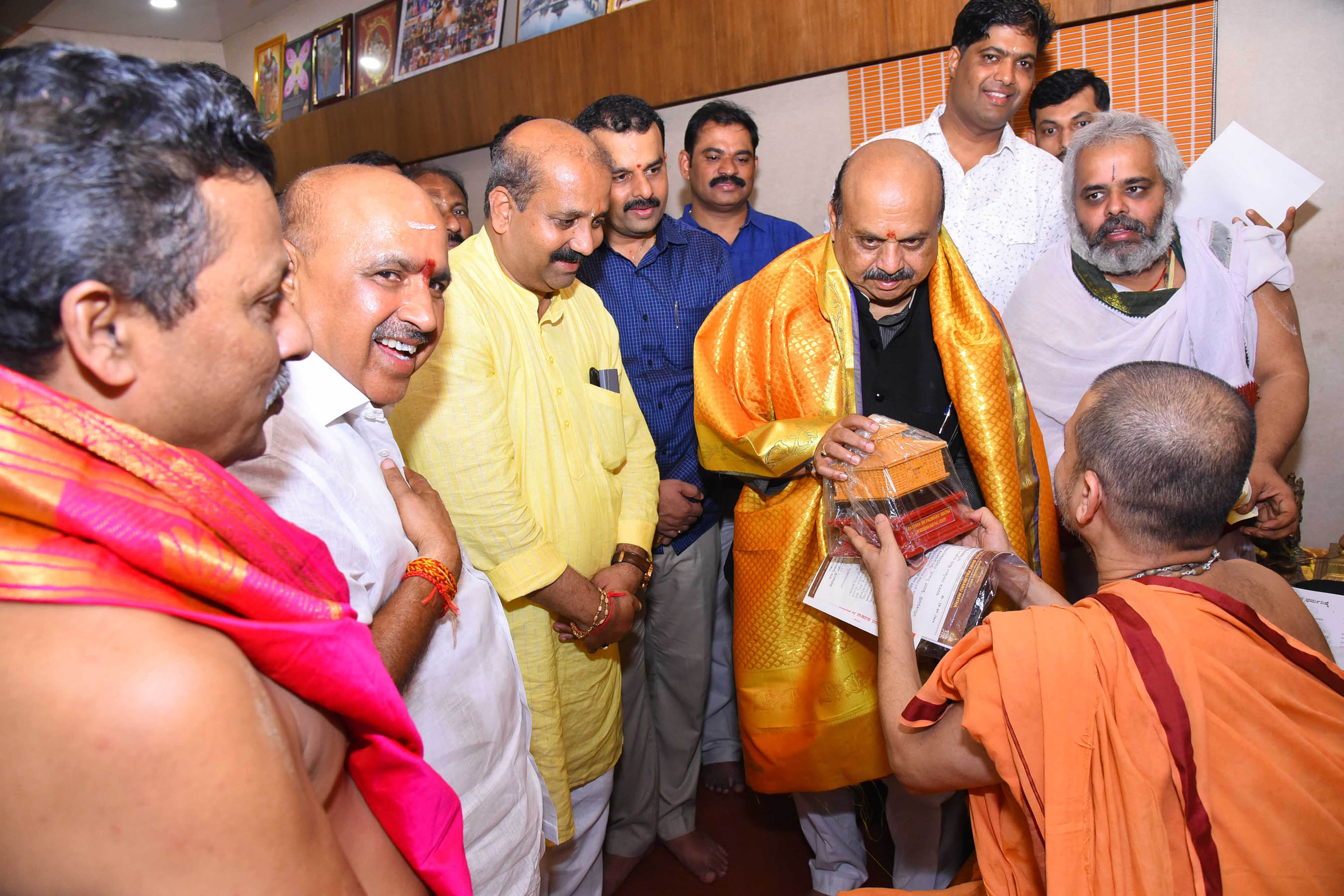 ಶ್ರೀಕೃಷ್ಣ ಮಠಕ್ಕೆ ಭೇಟಿ ನೀಡಿದ ಸಚಿವ ಬಸವರಾಜ ಬೊಮ್ಮಾಯಿ