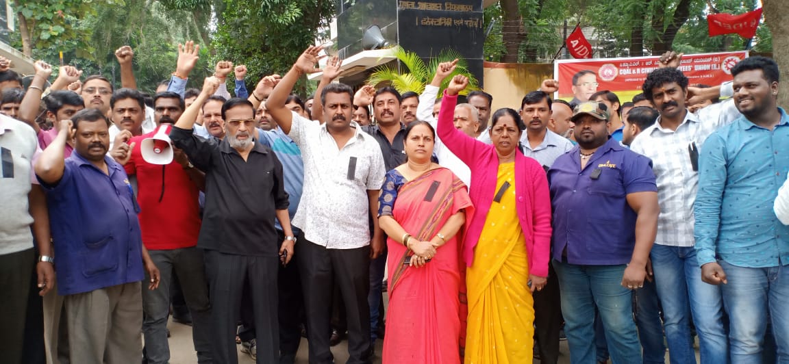 ಬೇಡಿಕೆ ಈಡೇರಿಕೆಗೆ ಒತ್ತಾಯಿಸಿ ಕೇಂದ್ರ ಸರಕಾರದ ವಿರುದ್ಧ ರಕ್ಷಣಾ ಇಲಾಖೆ ನೌಕರರ ಧರಣಿ