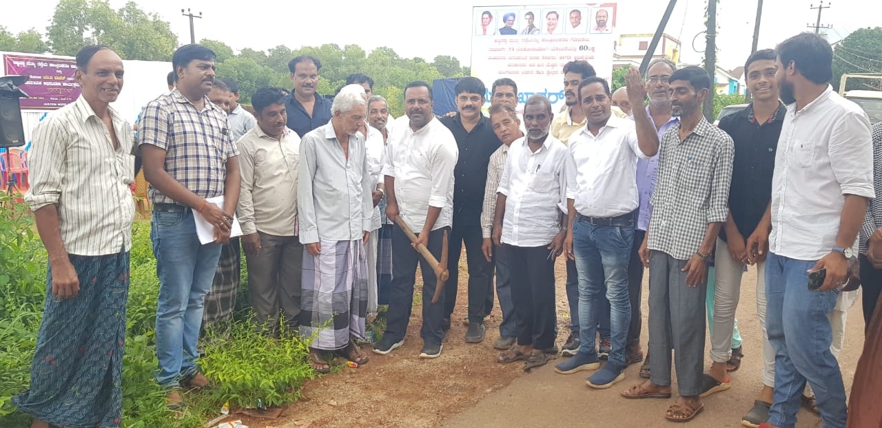 ಅಜ್ಜಿನಡ್ಕ: ರಸ್ತೆ ಕಾಮಗಾರಿಗೆ ಚಾಲನೆ