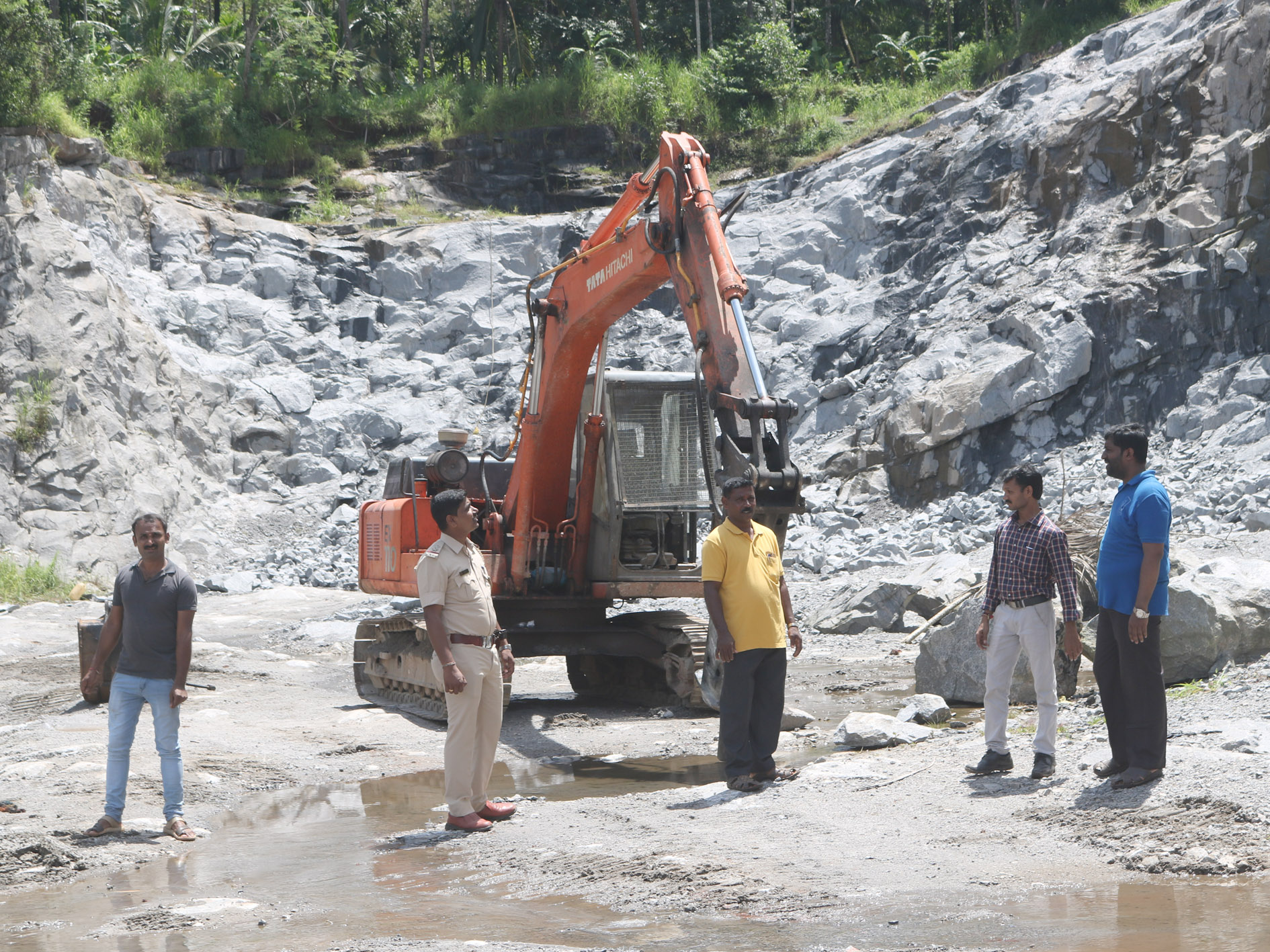 ಕಪ್ಪು ಕಲ್ಲಿನ ಕೋರೆಗಳಿಗೆ ದಾಳಿ: ಸೊತ್ತು ವಶ