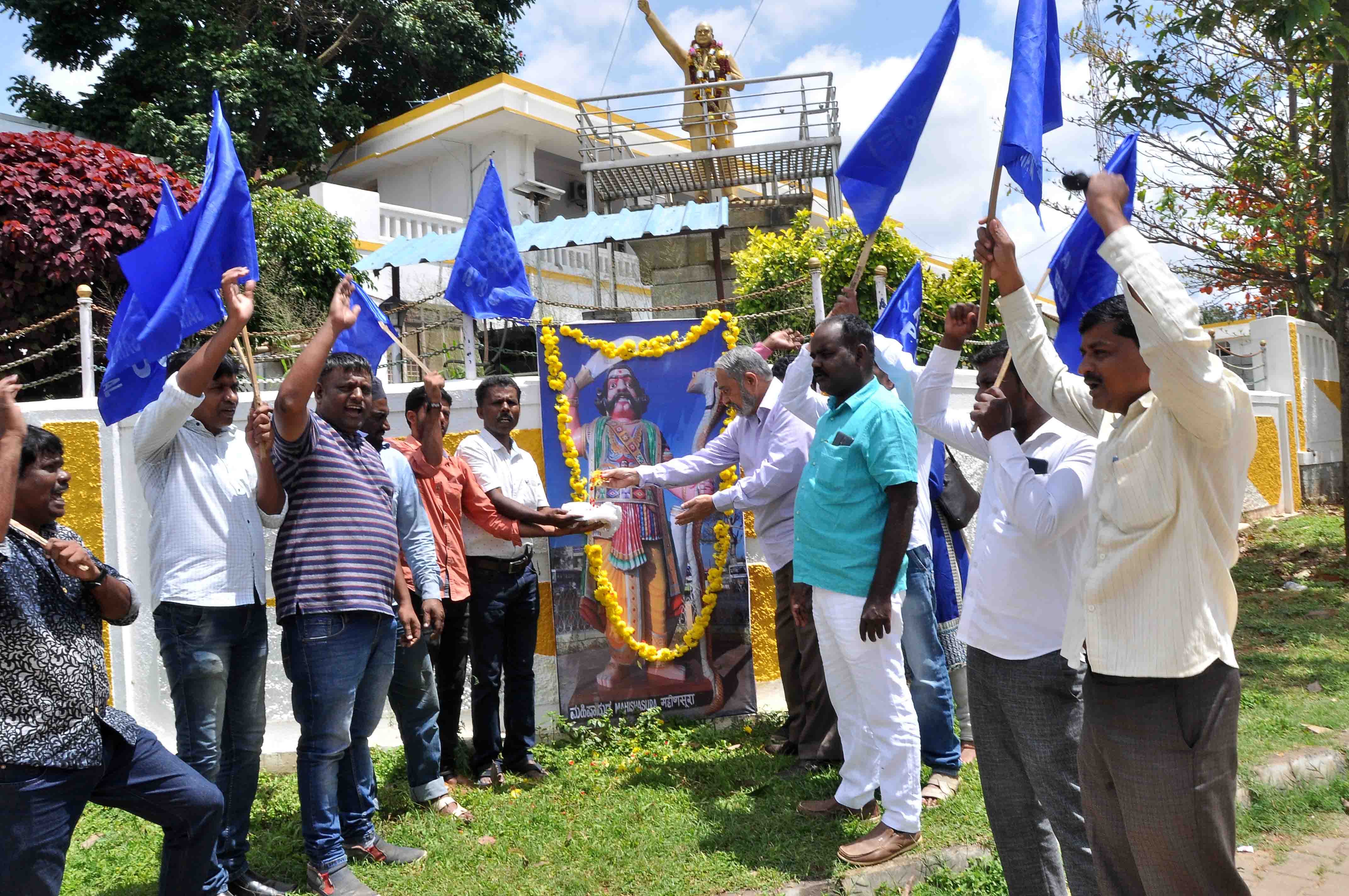 ಮಹಿಷ ದಸರಾ ಆಚರಣೆಗೆ ಅಡ್ಡಿ ಆರೋಪ: ಪ್ರತಾಪ್‍ ಸಿಂಹ ವಿರುದ್ಧ ದಲಿತ ಮುಖಂಡರ ಧರಣಿ