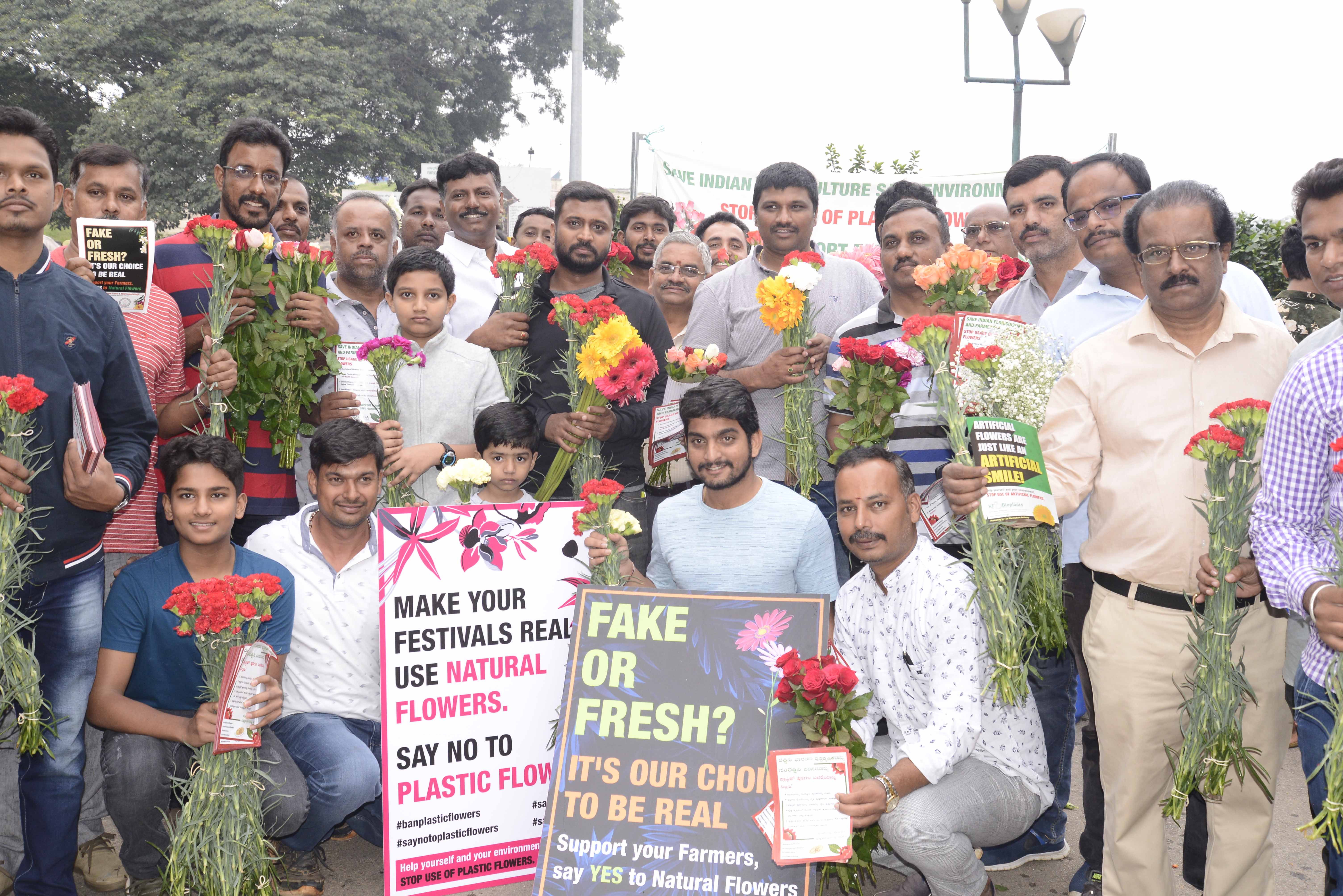 ಪ್ಲಾಸ್ಟಿಕ್ ಹೂಗಳ ಆಮದು ನಿಷೇಧಕ್ಕೆ ಆಗ್ರಹಿಸಿ ಬೆಳೆಗಾರರ ಪ್ರತಿಭಟನೆ