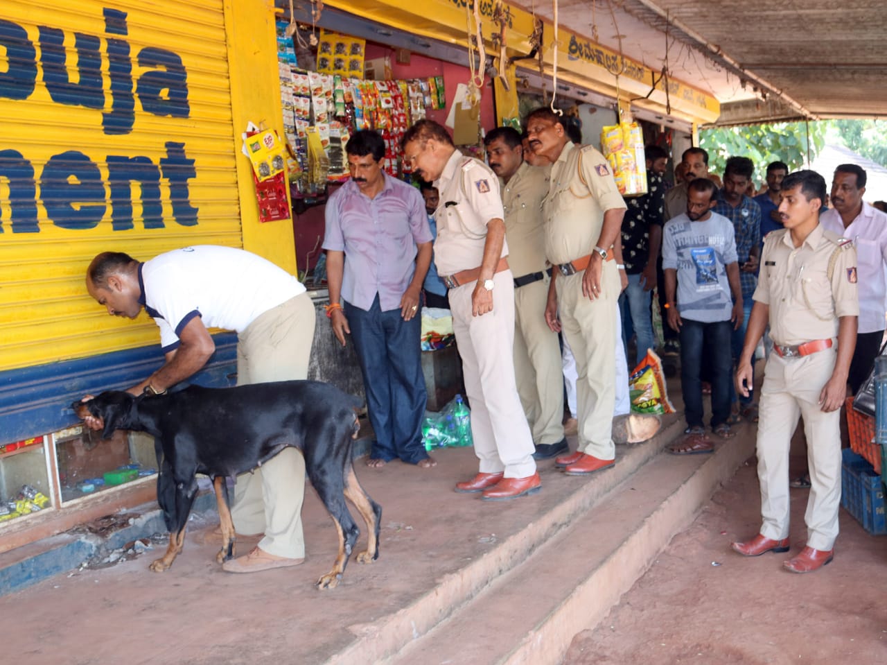 ವಿಟ್ಲ : ಹೆದ್ದಾರಿಯ ಐದು ಅಂಗಡಿಗಳಿಗೆ ನುಗ್ಗಿ ಕಳವು