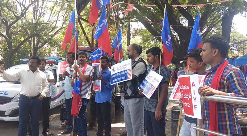 ಕಾಶ್ಮೀರದಲ್ಲಿ ಪ್ರಜಾಪ್ರಭುತ್ವ ರಕ್ಷಿಸಲು ಆಗ್ರಹಿಸಿ ಪ್ರದರ್ಶನ