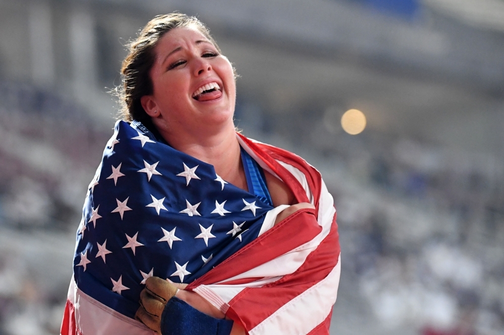 ಡಿಅನ್ನಾ ಪ್ರೈಸ್ ಹ್ಯಾಮರ್ ವಿಶ್ವ  ಕಿರೀಟ ಧರಿಸಿದ ಅಮೆರಿಕದ ಮೊದಲ ಮಹಿಳೆ