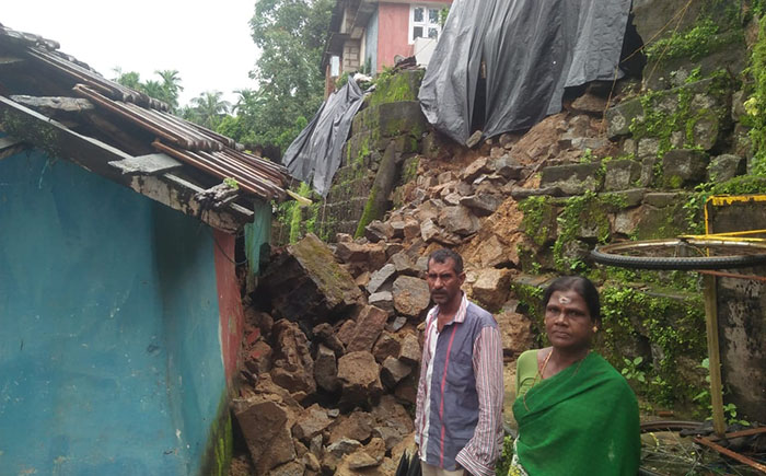 ವಿರಾಜಪೇಟೆಯಲ್ಲಿ ತಡೆಗೋಡೆ ಕುಸಿತ: ಹತ್ತು ಕುಟುಂಬಗಳ ಸ್ಥಳಾಂತರ