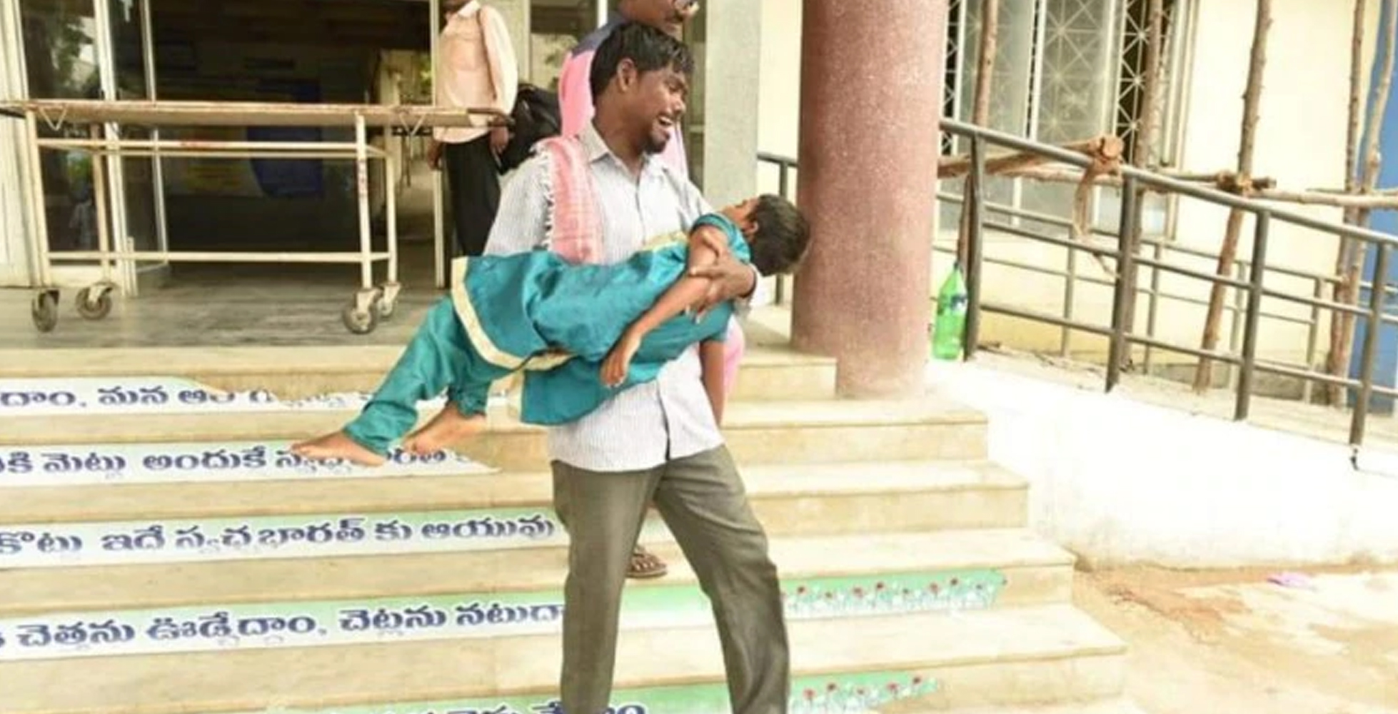 ಆ್ಯಂಬುಲೆನ್ಸ್ ನಿರಾಕರಿಸಿದ ಆಸ್ಪತ್ರೆ: ಪುತ್ರಿಯ ಮೃತದೇಹ ಹೊತ್ತು ಸಾಗಿಸಿದ ತಂದೆ