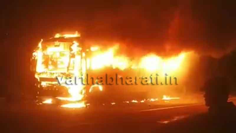 ಹಾಸನ: ರಸ್ತೆ ಮಧ್ಯೆಯೇ ಹೊತ್ತಿ ಉರಿದ ಖಾಸಗಿ ಬಸ್