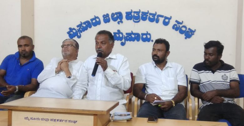 ದಸರಾ, ಜಂಬೂ ಸವಾರಿ ನಿಷೇಧಕ್ಕೆ ಆಗ್ರಹಿಸಿ ನಾಳೆ ಪಂಜಿನ ಮೆರವಣಿಗೆ: ಮಾಜಿ ಮೇಯರ್ ಪುರುಷೋತ್ತಮ್