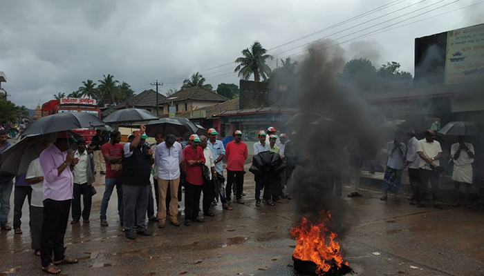 ಕಳಸ: ಡಿಕೆಶಿ ಬಂಧನ ಖಂಡಿಸಿ ಕಾಂಗ್ರೆಸ್ ಪ್ರತಿಭಟನೆ- ಟೈರ್ ಗೆ ಬೆಂಕಿ ಹಚ್ಚಿ ರಸ್ತೆ ತಡೆ