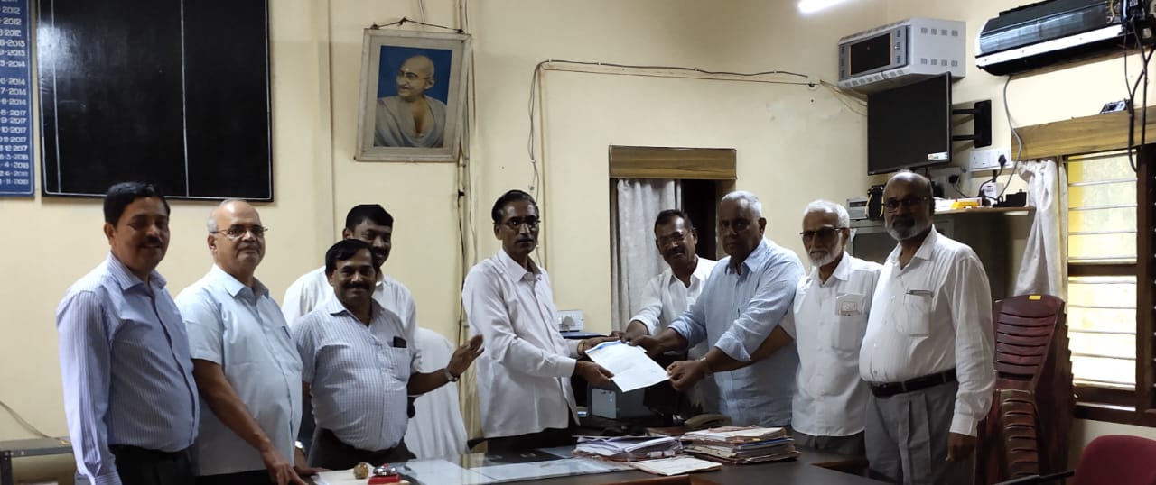 ಭಟಕಳ ಅರ್ಬನ್ ಬ್ಯಾಂಕ್, ಸಿಬ್ಬಂದಿಗಳಿಂದ ನೆರೆ ಸಂತ್ರಸ್ತರಿಗೆ ನೆರವು