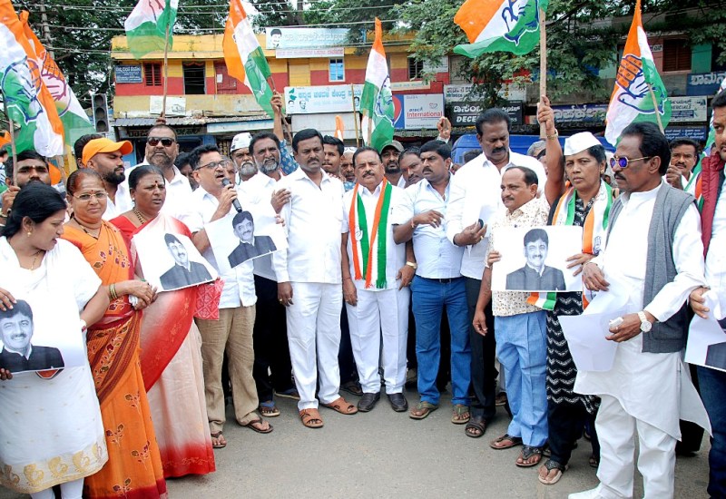 ಡಿಕೆಶಿ ಅರೆಸ್ಟ್: ದಾವಣಗೆರೆಯಲ್ಲಿ ಕಾಂಗ್ರೆಸ್ ಕಾರ್ಯಕರ್ತರಿಂದ ಪ್ರತಿಭಟನೆ