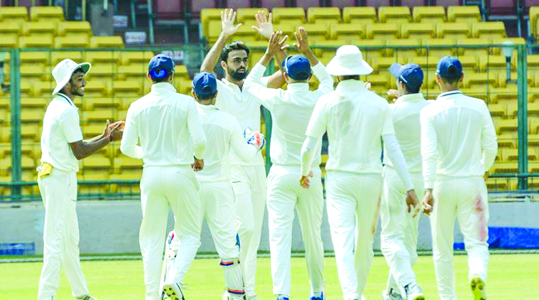 ಇಂಡಿಯಾ ರೆಡ್ ಆರಂಭಿಕ ಮೇಲುಗೈ