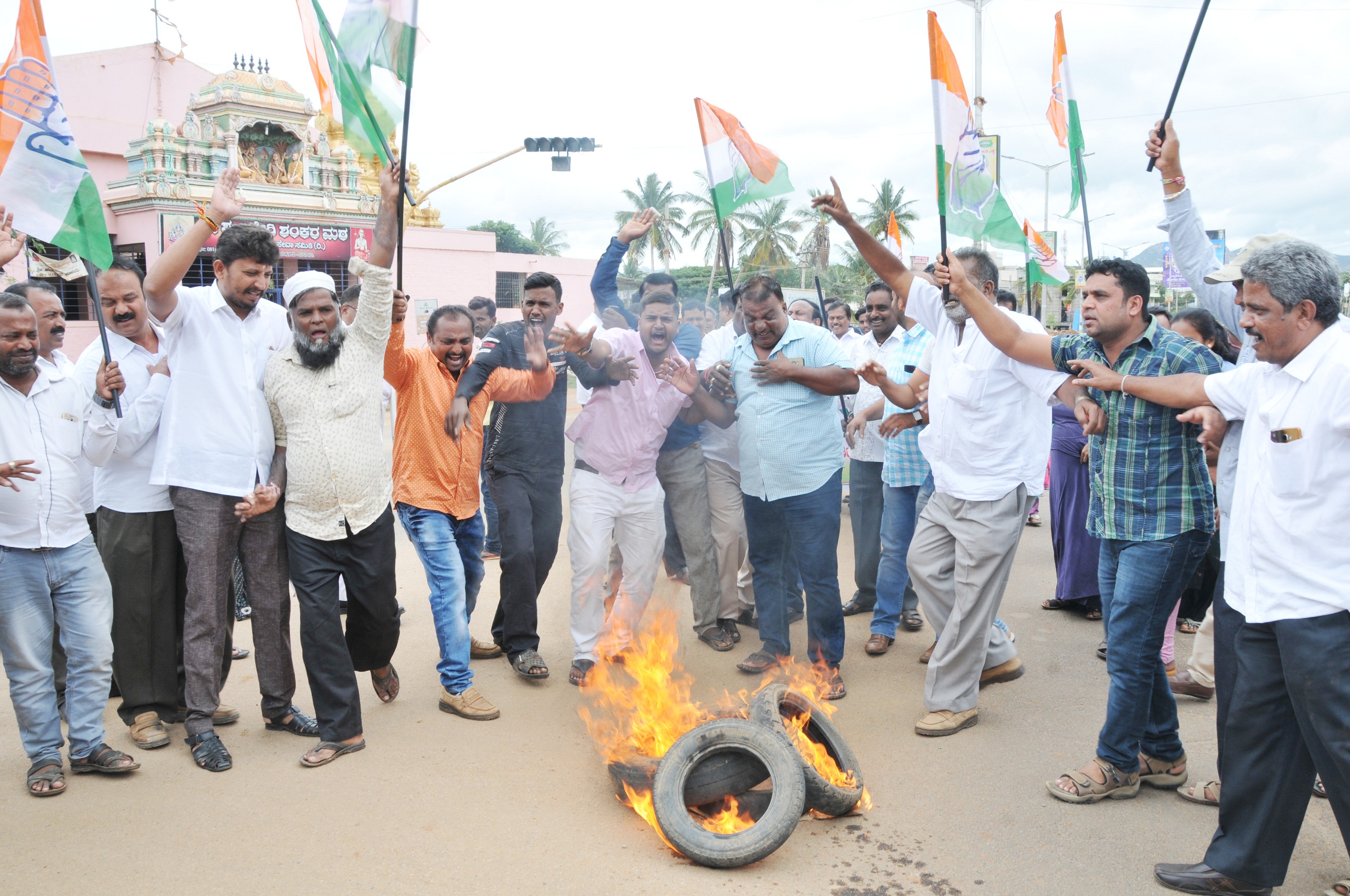 ಡಿಕೆಶಿ ಬಂಧನ ಖಂಡಿಸಿ ತುಮಕೂರು ಜಿಲ್ಲಾ ಕಾಂಗ್ರೆಸ್ ಪ್ರತಿಭಟನೆ: ಕಾರ್ಯಕರ್ತರು ಪೊಲೀಸ್ ವಶಕ್ಕೆ