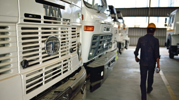 ಅರ್ಥಿಕ ಹಿಂಜರಿತದ ಎಫೆಕ್ಟ್: ಭಾರೀ ಗಾತ್ರದ ವಾಹನಗಳ ಮಾರಾಟದಲ್ಲಿ ತೀವ್ರ ಕುಸಿತ