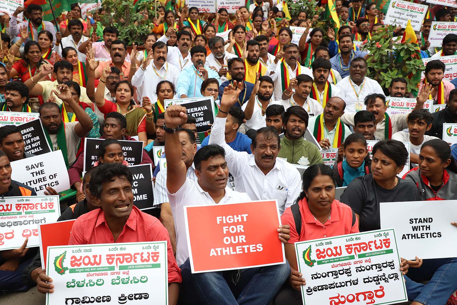 ಕಂಠೀರವ ಕ್ರೀಡಾಂಗಣದಲ್ಲಿ ಫುಟ್‌ಬಾಲ್ ಪಂದ್ಯಾವಳಿ ಬೇಡ: ಕರ್ನಾಟಕ ಅಥ್ಲೆಟಿಕ್ಸ್ ಸಂಸ್ಥೆ ಸದಸ್ಯರಿಂದ ಪ್ರತಿಭಟನೆ