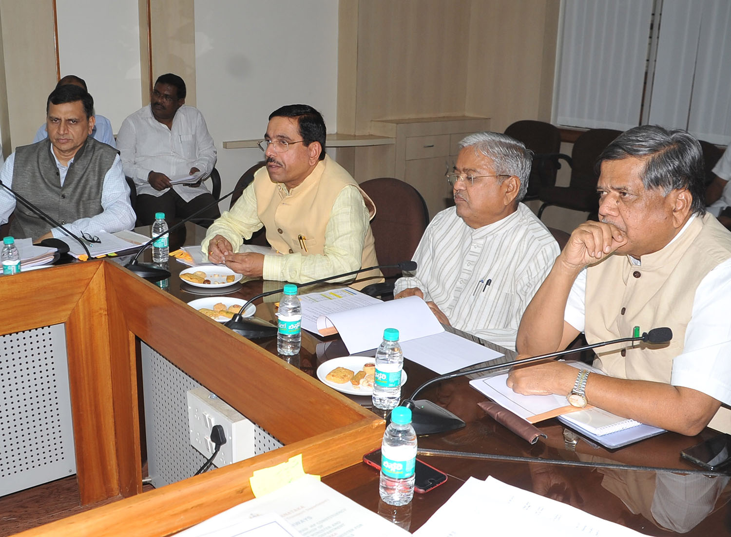 ಹುಬ್ಬಳ್ಳಿ-ಧಾರವಾಡ: ರಸ್ತೆ ಕಾಮಗಾರಿಗಳನ್ನು ಆದ್ಯತೆ ಮೇಲೆ ಪೂರ್ಣಗೊಳಿಸಲು ಡಿಸಿಎಂ ಕಾರಜೋಳ ಸೂಚನೆ