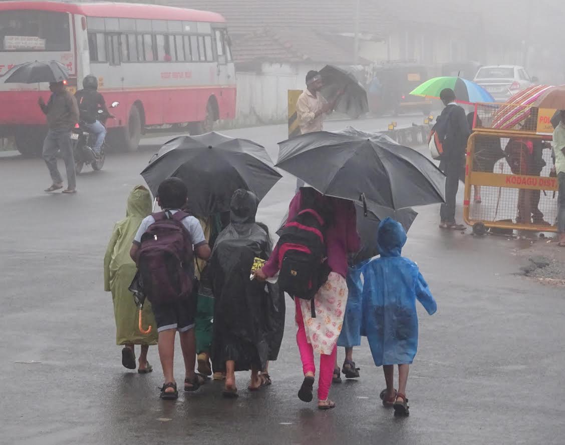 ಮಡಿಕೇರಿಯಲ್ಲಿ ಮಳೆ ಶಾಂತ: ದಕ್ಷಿಣ ಕೊಡಗಿನಲ್ಲಿ ಮುಂದುವರಿದ ಭಾರೀ ವರ್ಷಧಾರೆ