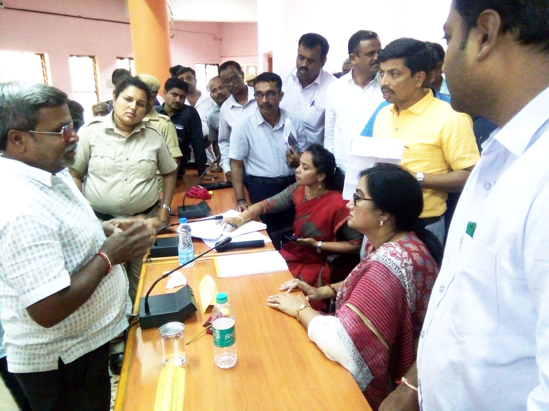 ಜನರ ಸಮಸ್ಯೆಗಳಿಗೆ ಸ್ಪಂದಿಸದಿದ್ದರೆ ನಿರ್ದಾಕ್ಷಿಣ್ಯ ಕ್ರಮ: ಅಧಿಕಾರಿಗಳಿಗೆ ಸಂಸದೆ ಸುಮಲತಾ ಎಚ್ಚರಿಕೆ