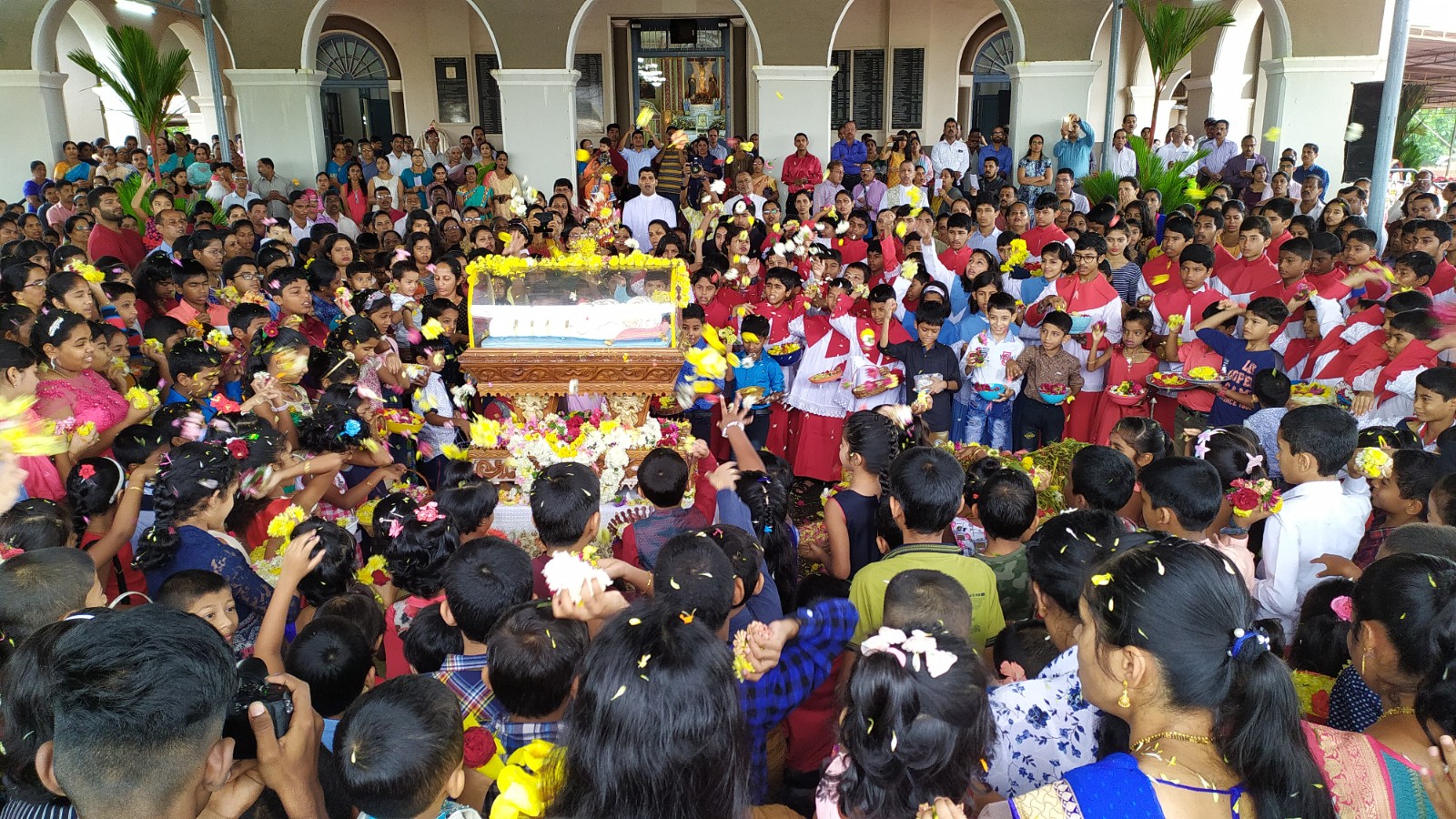 ಮಂಗಳೂರು: ಮೇರಿಮಾತೆ ಜನ್ಮದಿನ, ಸಂಭ್ರಮದ ಮೊಂತಿ ಹಬ್ಬ ಆಚರಣೆ