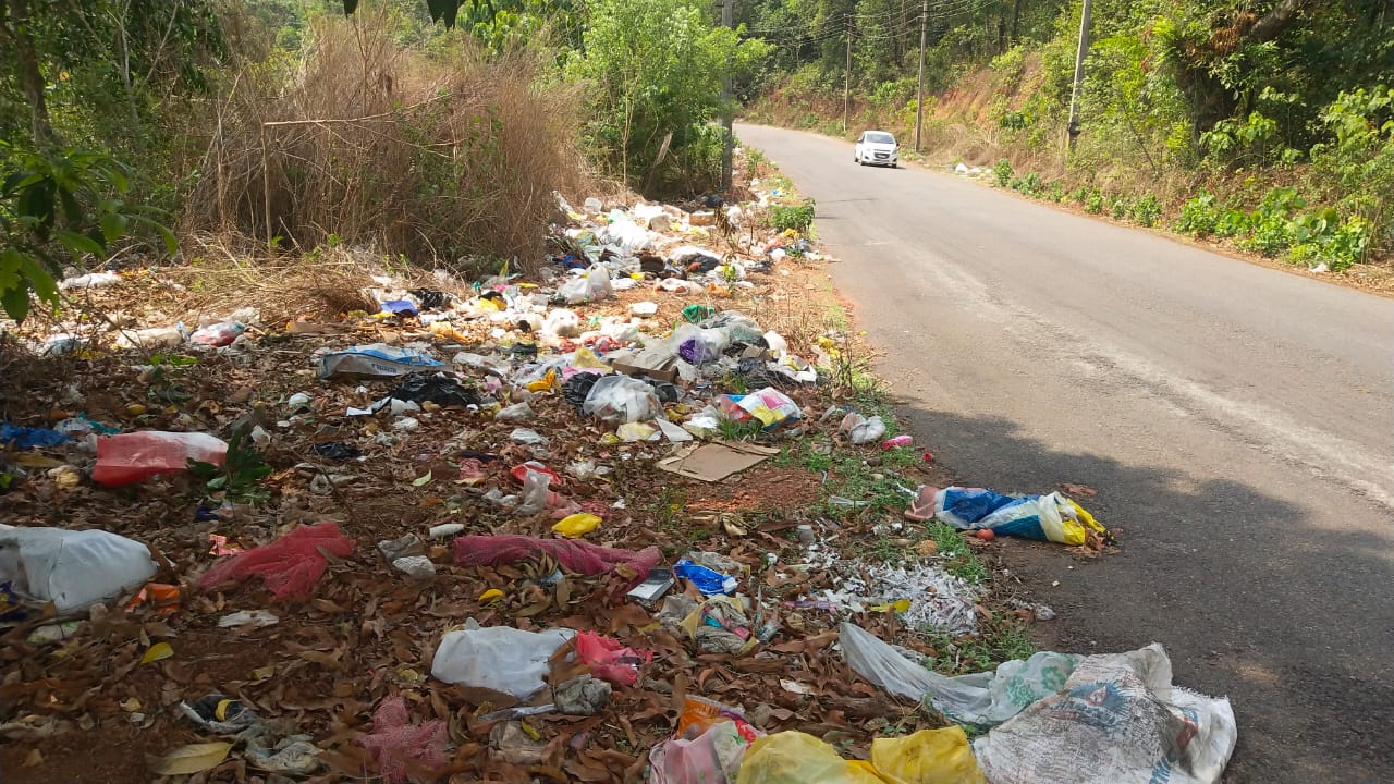 ಬಜ್ಪೆ:  ರಸ್ತೆಯ  ಬದಿಗಳಲ್ಲಿ ತ್ಯಾಜ್ಯದ ರಾಶಿ