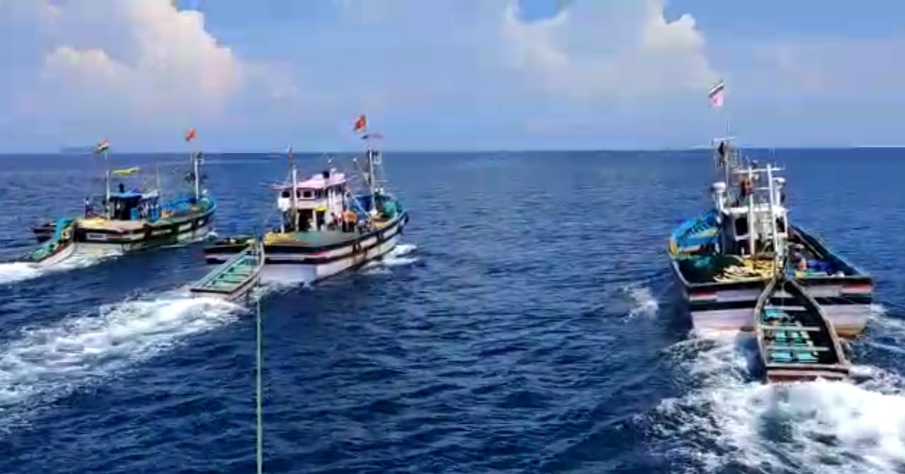 ಭಟ್ಕಳ: ಸಮುದ್ರದಲ್ಲಿ ಅಪಾಯದಲ್ಲಿದ್ದವರನ್ನು ರಕ್ಷಿಸಿದ ಮೀನುಗಾರರು