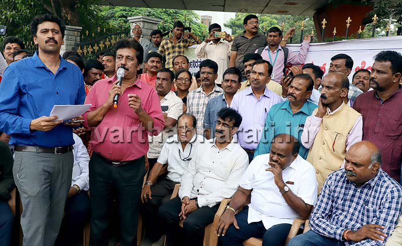 ಬಿಜೆಪಿಯ ನಿಜಬಣ್ಣ ಬಯಲಾಗುತ್ತಿದೆ: ಪತ್ರಕರ್ತರ ಆಕ್ರೋಶ