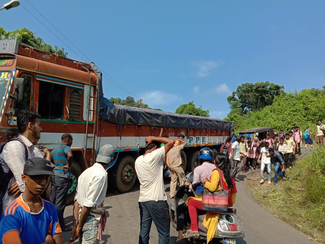 ರಂಗಪಾದೆ ತಿರುವಿನಲ್ಲೇ ಸಿಕ್ಕಿಹಾಕಿಕೊಂಡ ಲಾರಿ: ತಪ್ಪಿದ ಭಾರೀ ಅನಾಹುತ