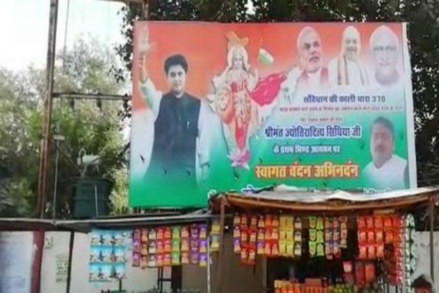 ಪ್ರಧಾನಿ ಮೋದಿ, ಶಾ ಫೋಟೊಗಳಿರುವ ಪೋಸ್ಟರ್ ನಲ್ಲಿ ಕಾಂಗ್ರೆಸ್ ನ ಸಿಂಧಿಯಾ !