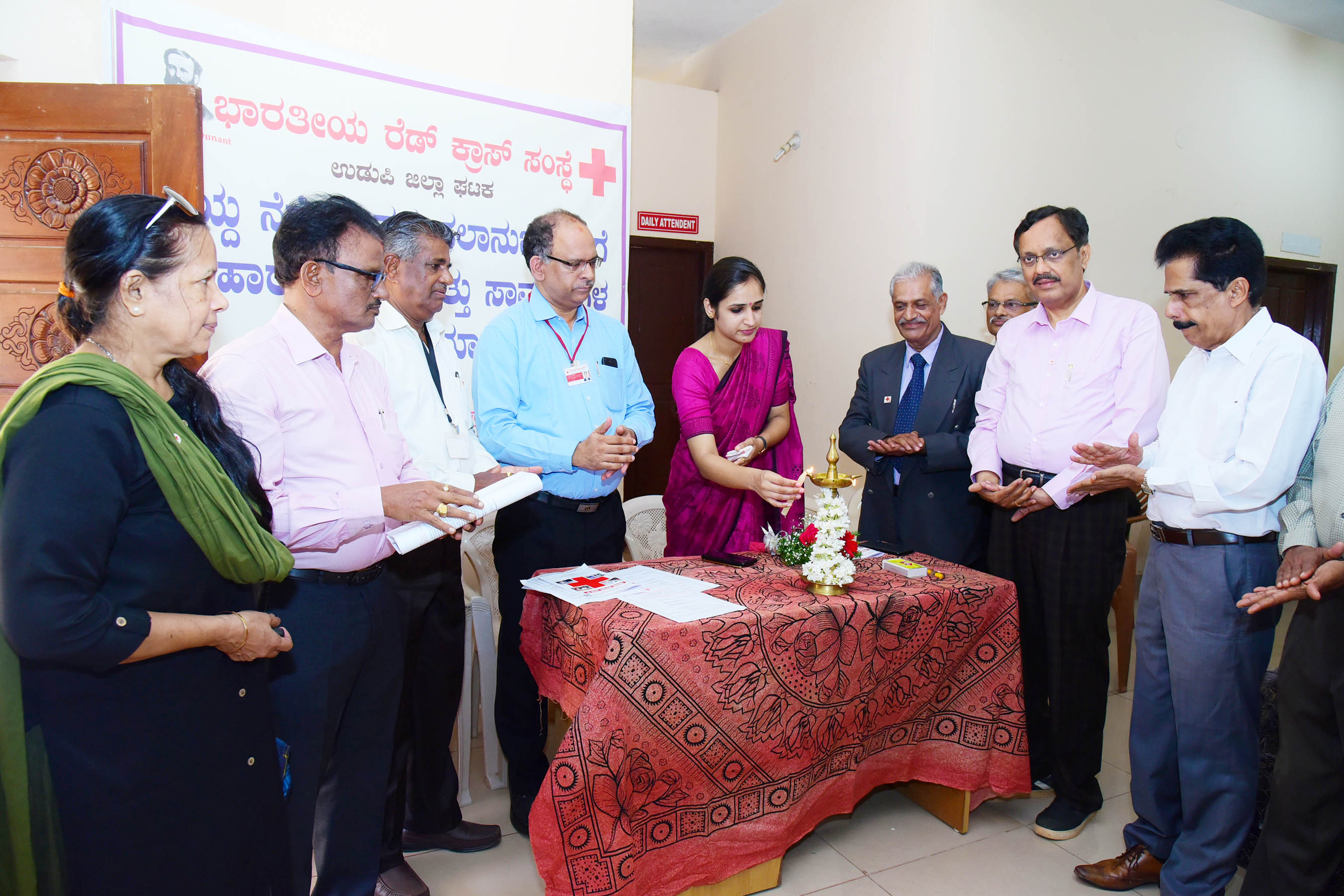 ನೆರೆ ಸಂತ್ರಸ್ಥರಿಗೆ ರೆಡ್‌ಕ್ರಾಸ್‌ನಿಂದ ಪರಿಹಾರ ಸಾಮಗ್ರಿ ವಿತರಣೆ