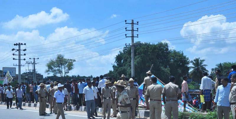 ವಾಲ್ಮೀಕಿ ಜಯಂತಿ ಮೆರವಣಿಗೆ ವೇಳೆ ಕಲ್ಲು ತೂರಾಟ: ಡಿವೈಎಸ್ಪಿ, ಮೂವರು ಪೊಲೀಸರಿಗೆ ಗಾಯ