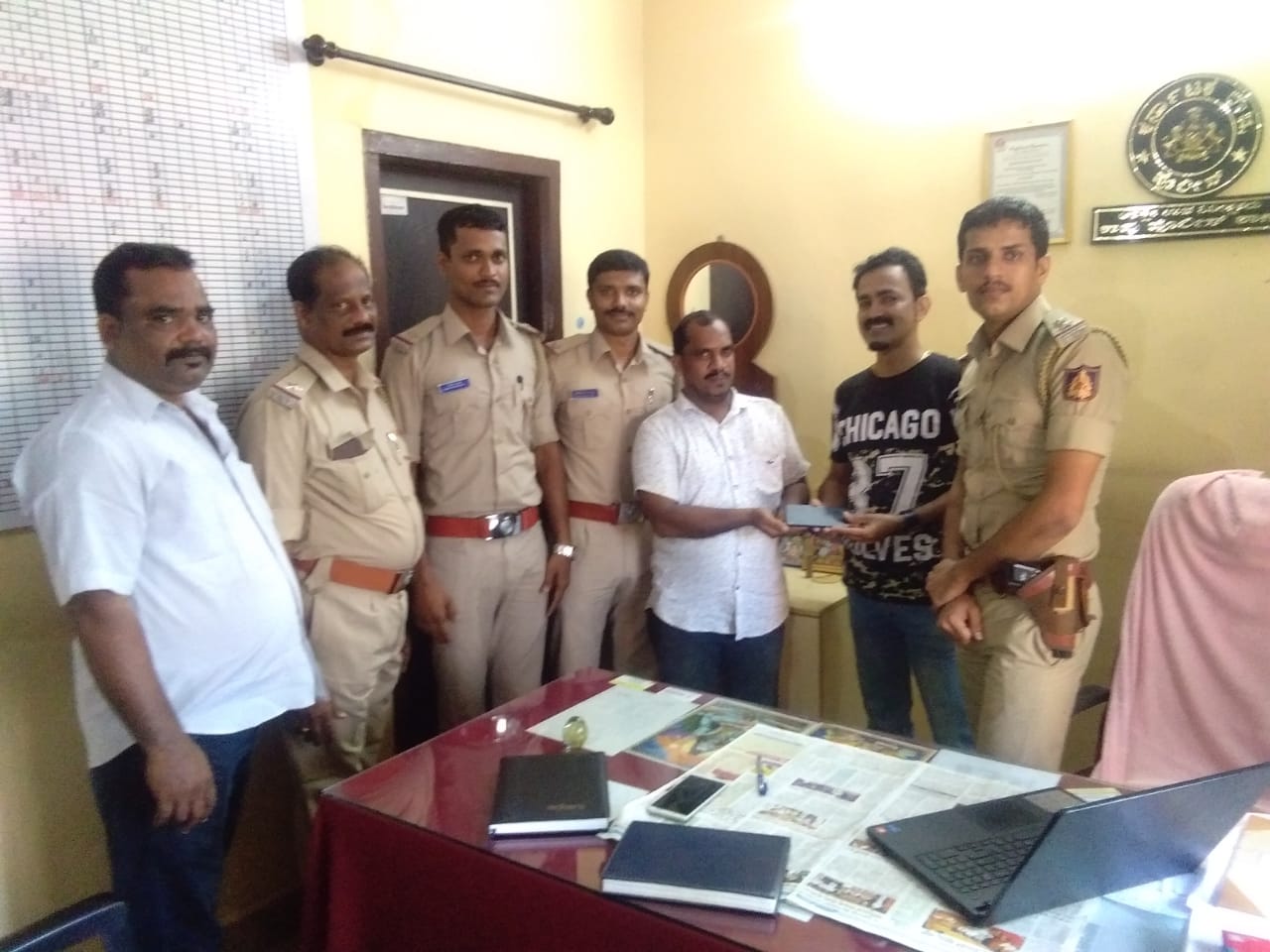 ಕಾಪು: ರಸ್ತೆ ಬದಿ ಸಿಕ್ಕಿದ ಮೊಬೈಲ್ ಹಿಂತಿರುಗಿಸಿ ಪ್ರಾಮಾಣಿಕತೆ ಮೆರೆದ ರಿಕ್ಷಾ ಚಾಲಕ